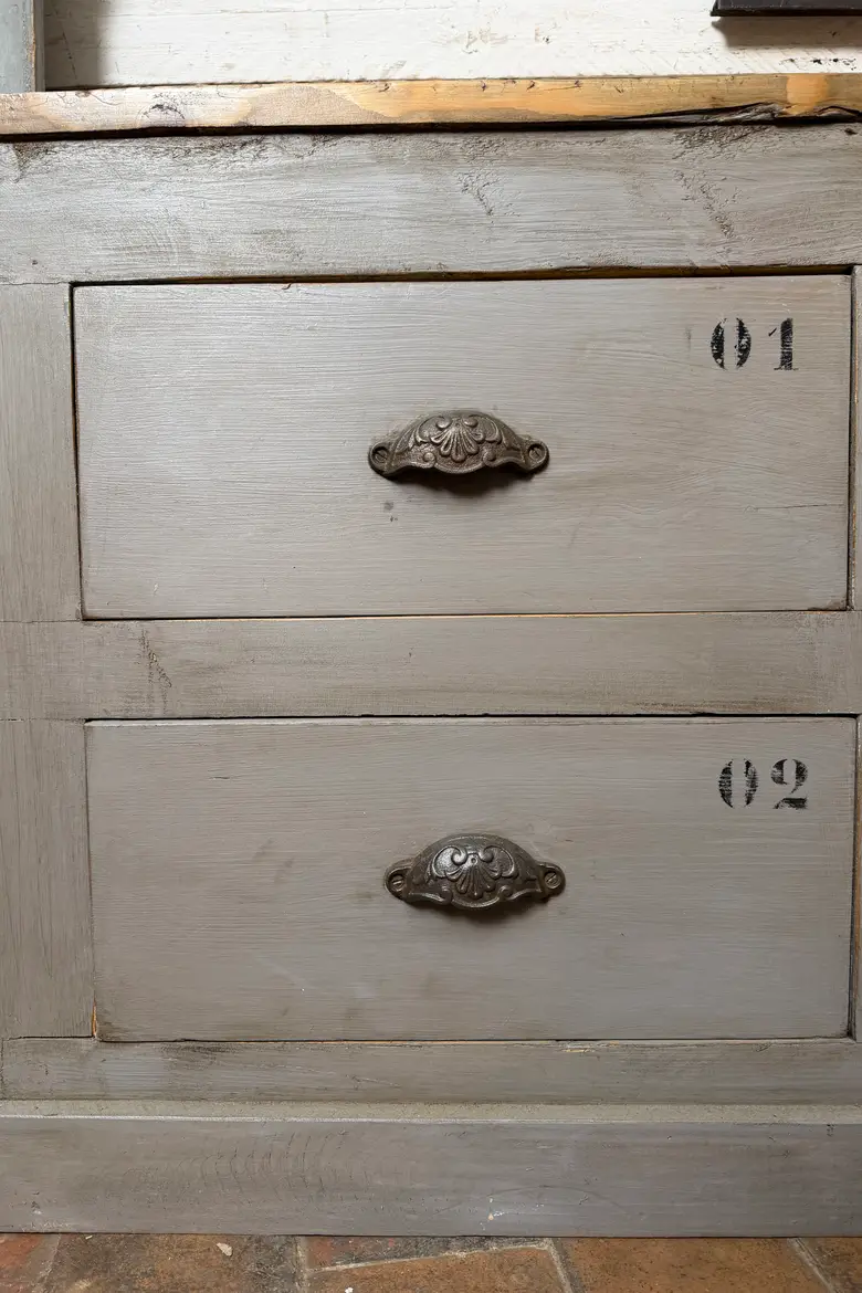 Meuble d’atelier à tiroirs numérotés
