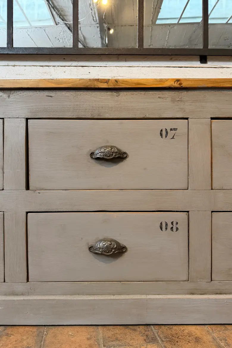 Meuble d’atelier à tiroirs numérotés