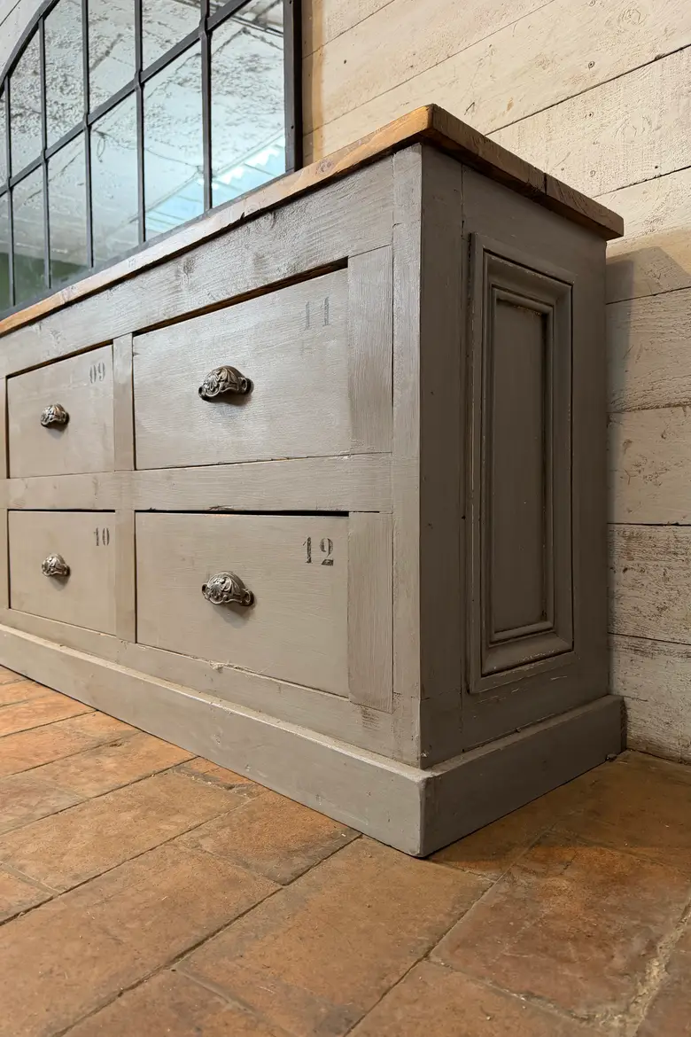 Meuble d’atelier à tiroirs numérotés