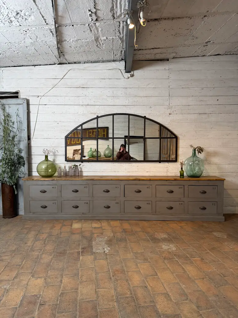 Meuble d’atelier à tiroirs numérotés