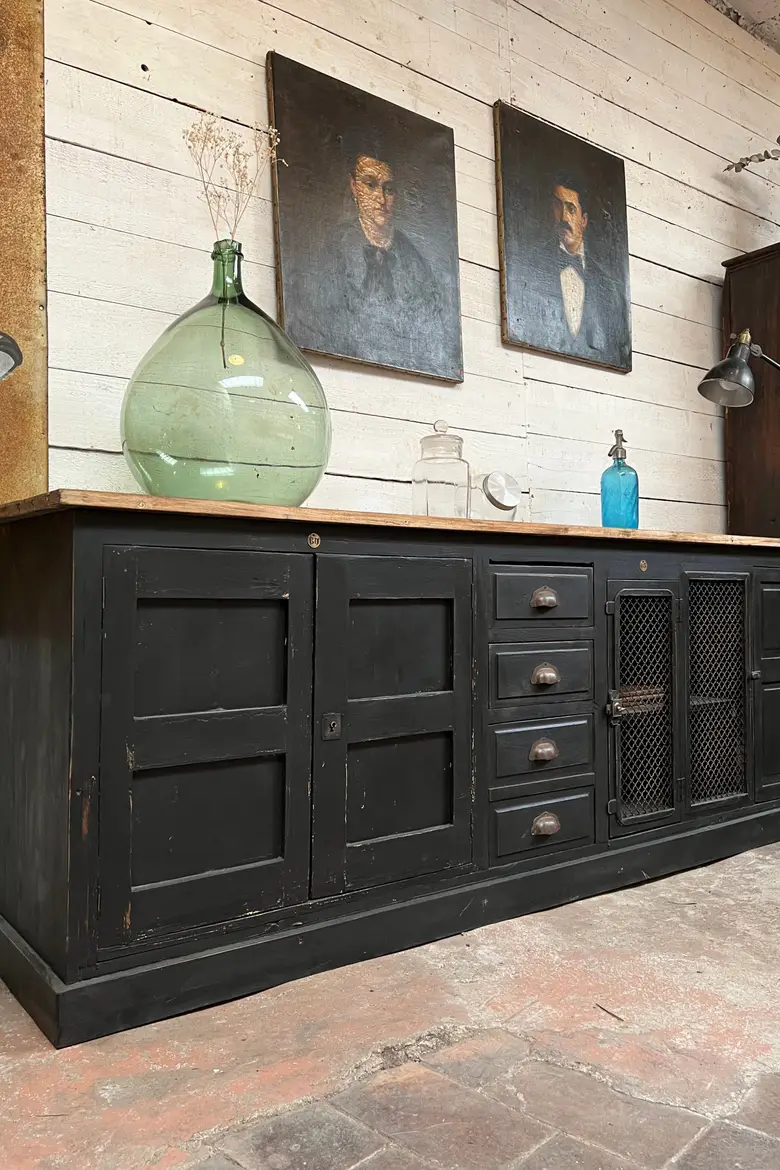 Meuble d’atelier en bois grillagé