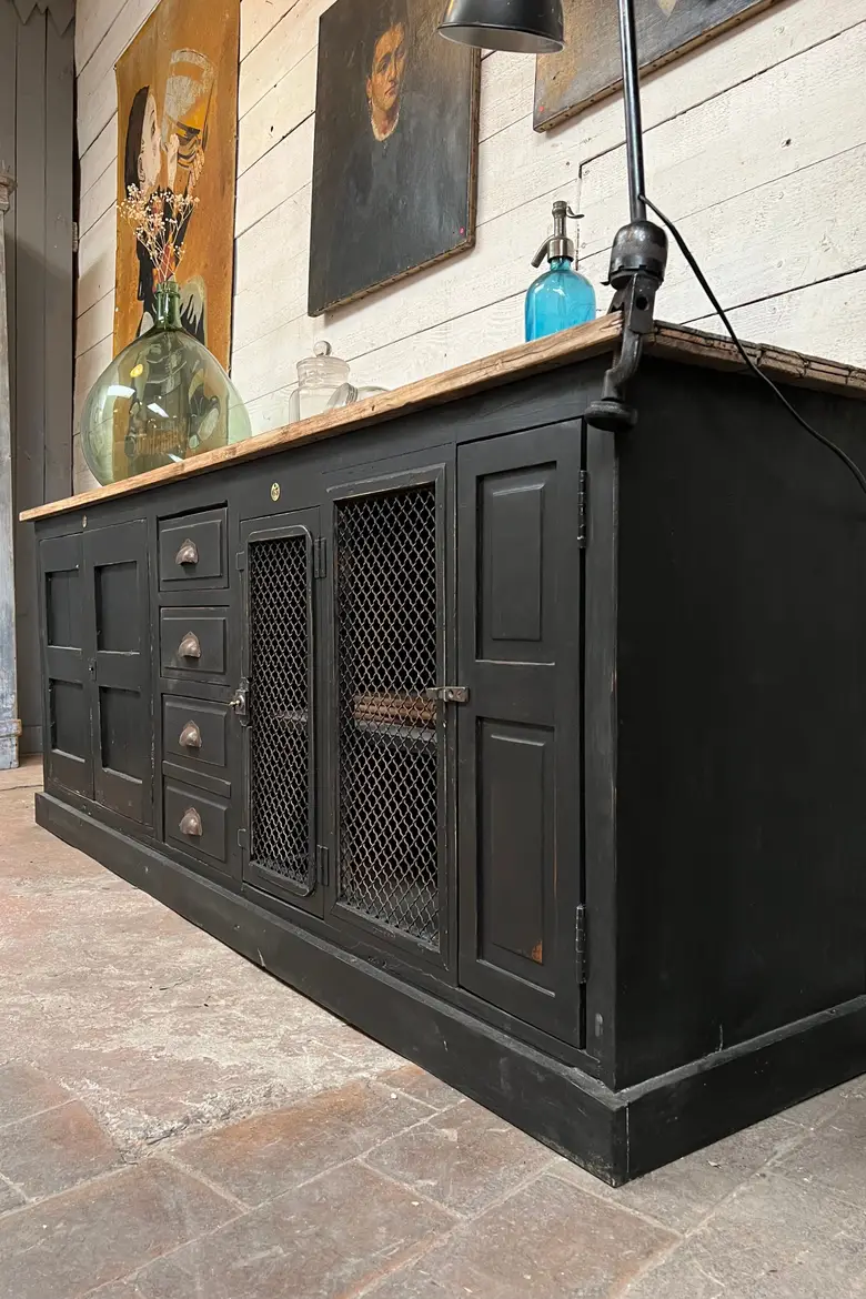 Meuble d’atelier en bois grillagé