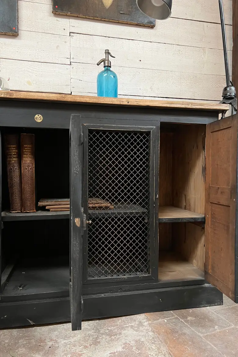 Meuble d’atelier en bois grillagé