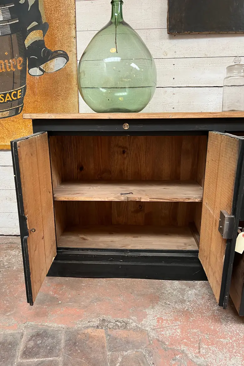 Meuble d’atelier en bois grillagé