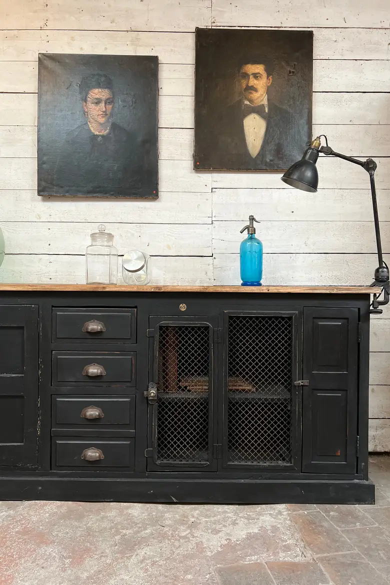 Meuble d’atelier en bois grillagé