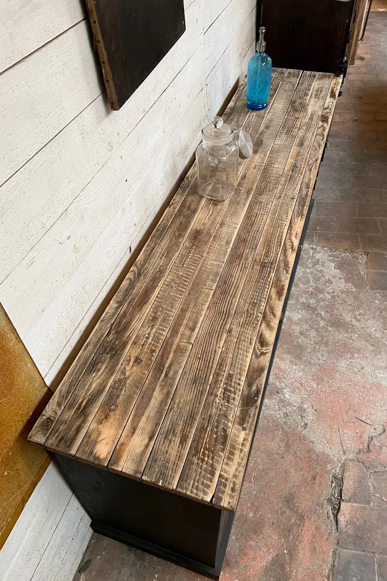 Meuble d’atelier en bois grillagé