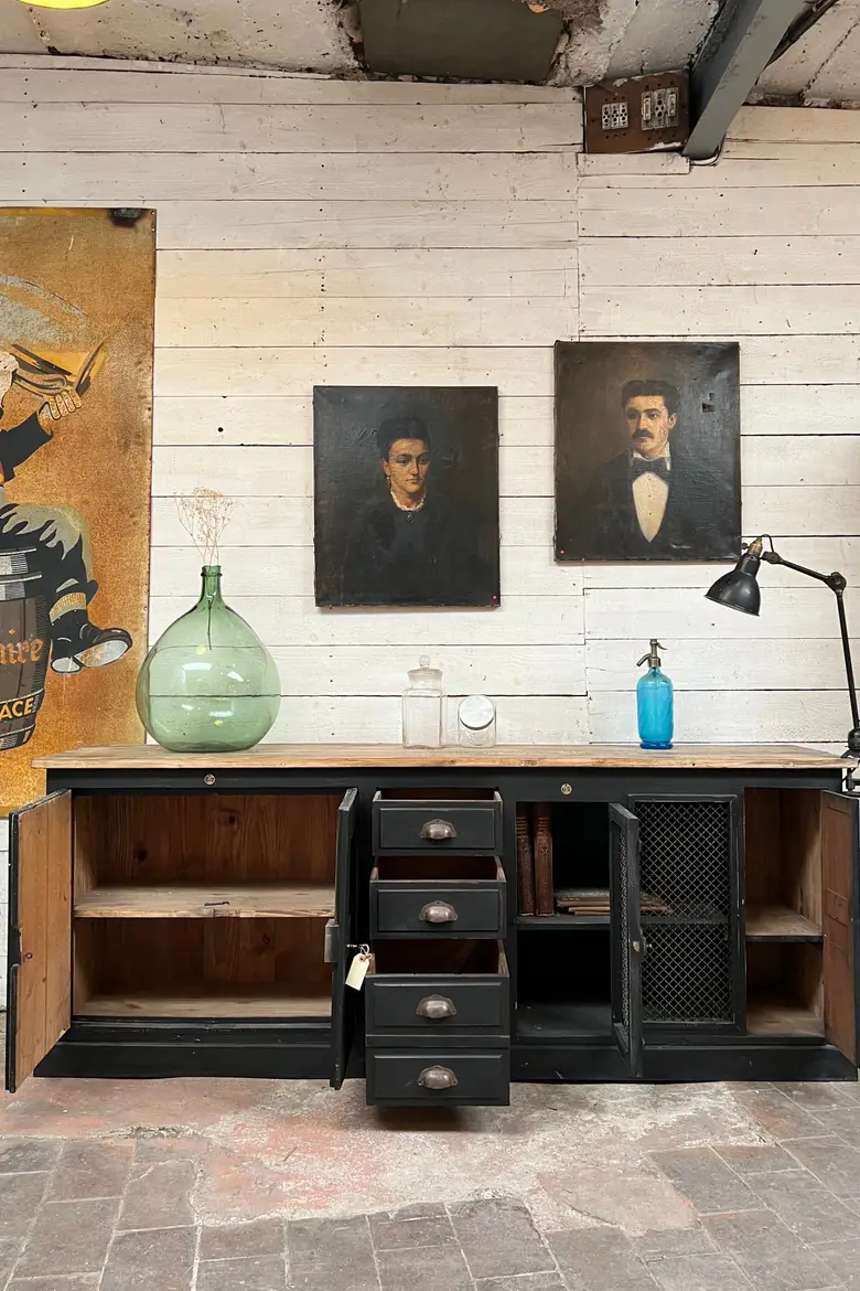Meuble d’atelier en bois grillagé