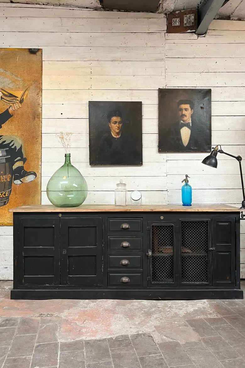 Meuble d’atelier en bois grillagé