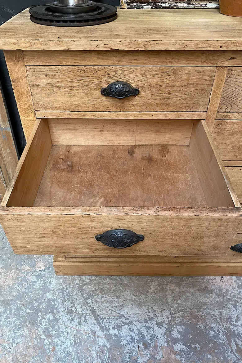 Meuble d'atelier  en chêne à tiroirs Début XXème