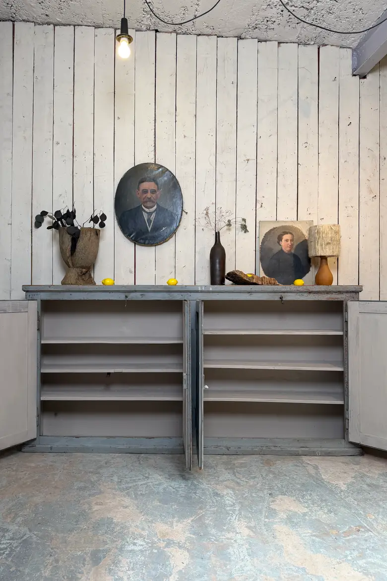 Meuble d’atelier en sapin patiné gris bleuté