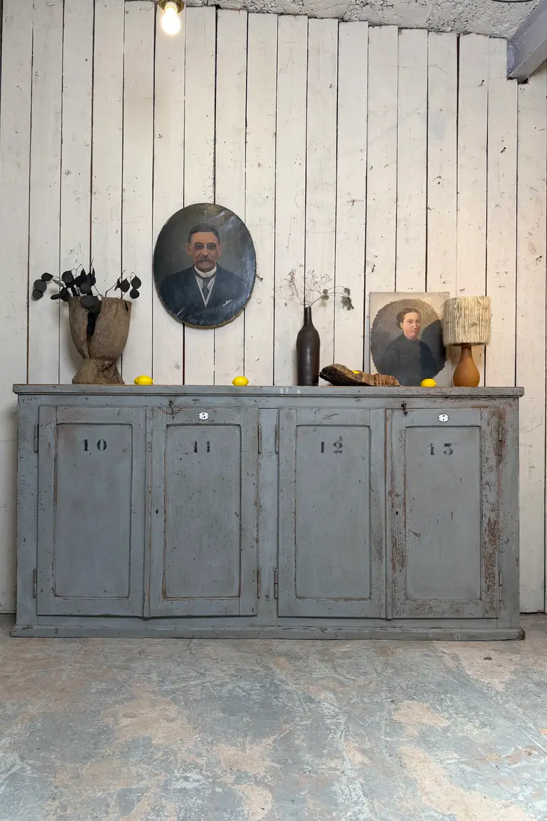 Meuble d’atelier en sapin patiné gris bleuté