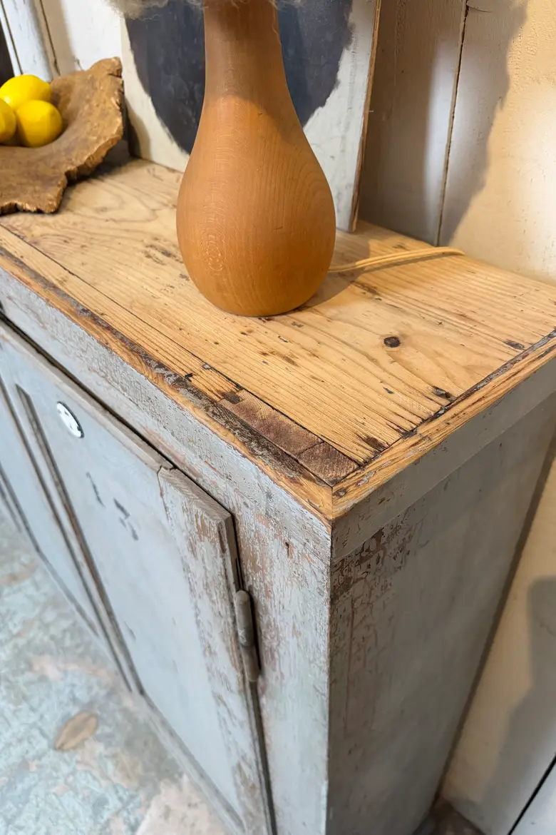 Meuble d’atelier en sapin patiné gris bleuté