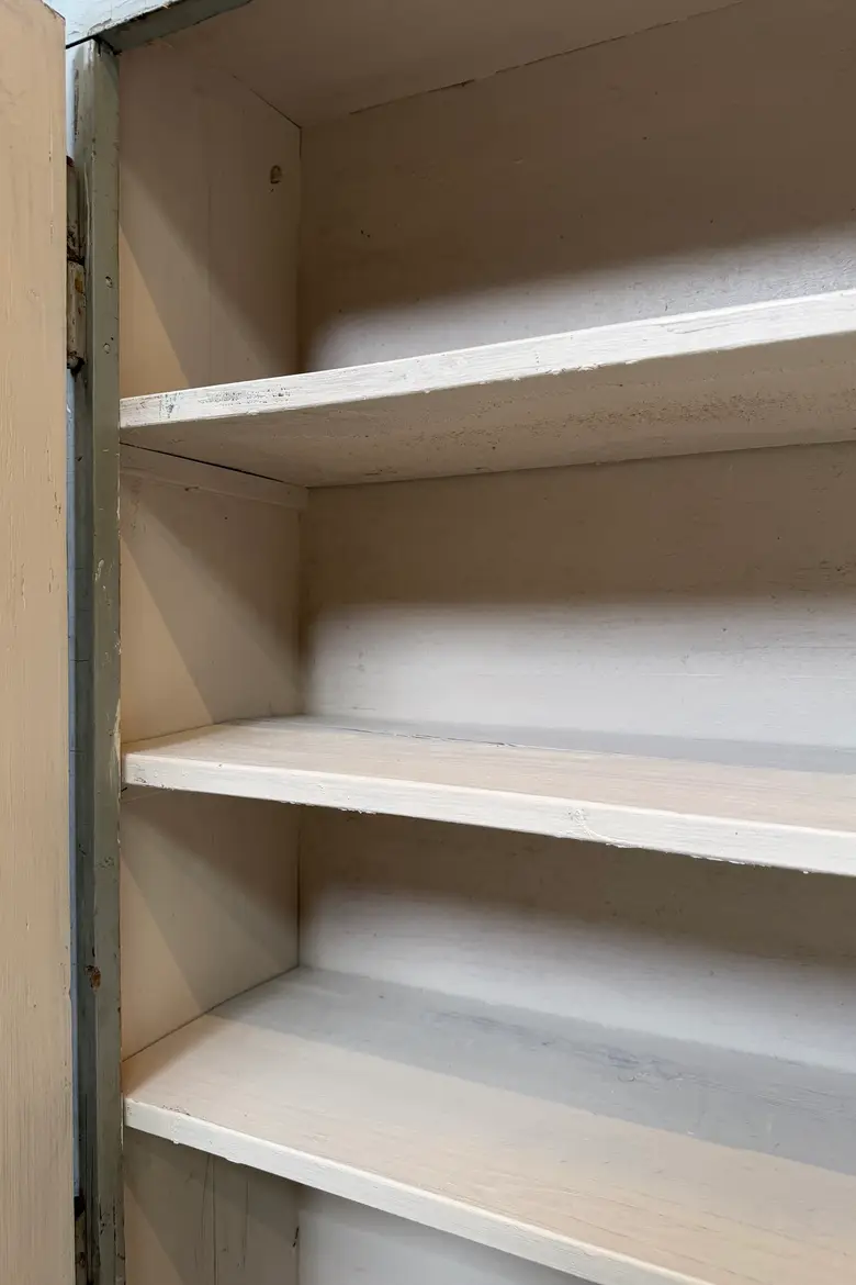 Meuble d’atelier en sapin patiné gris bleuté
