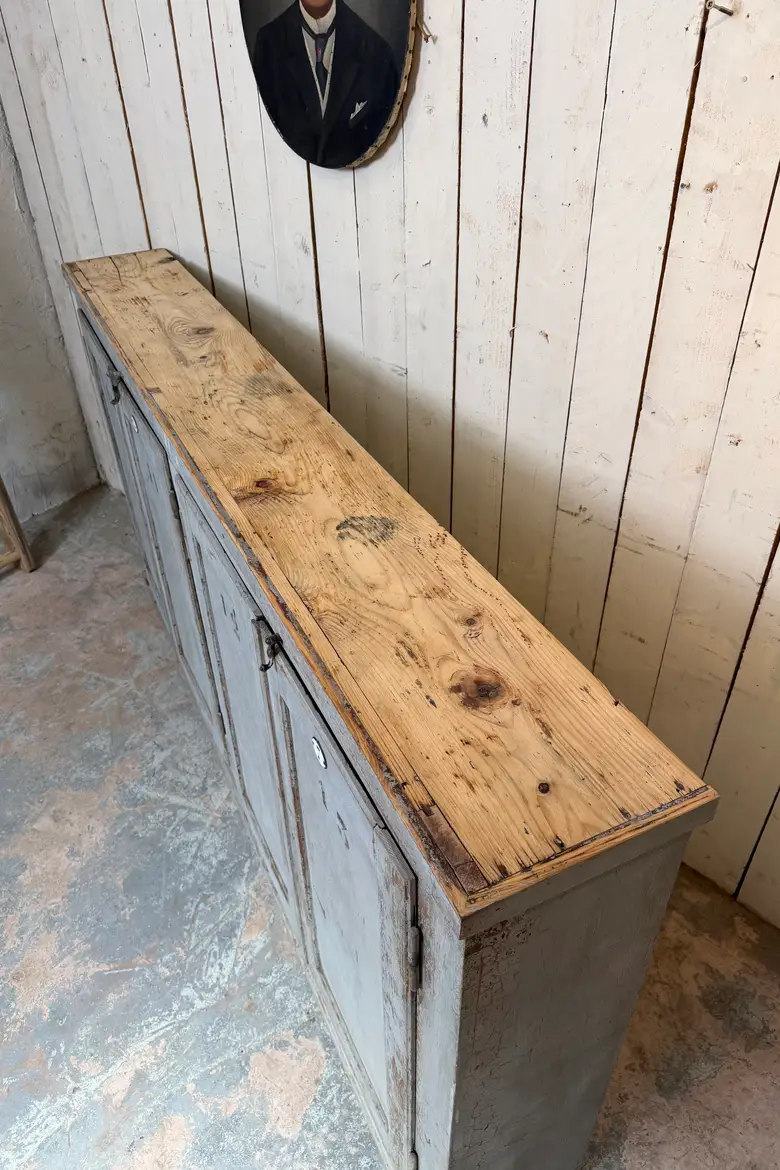 Meuble d’atelier en sapin patiné gris bleuté