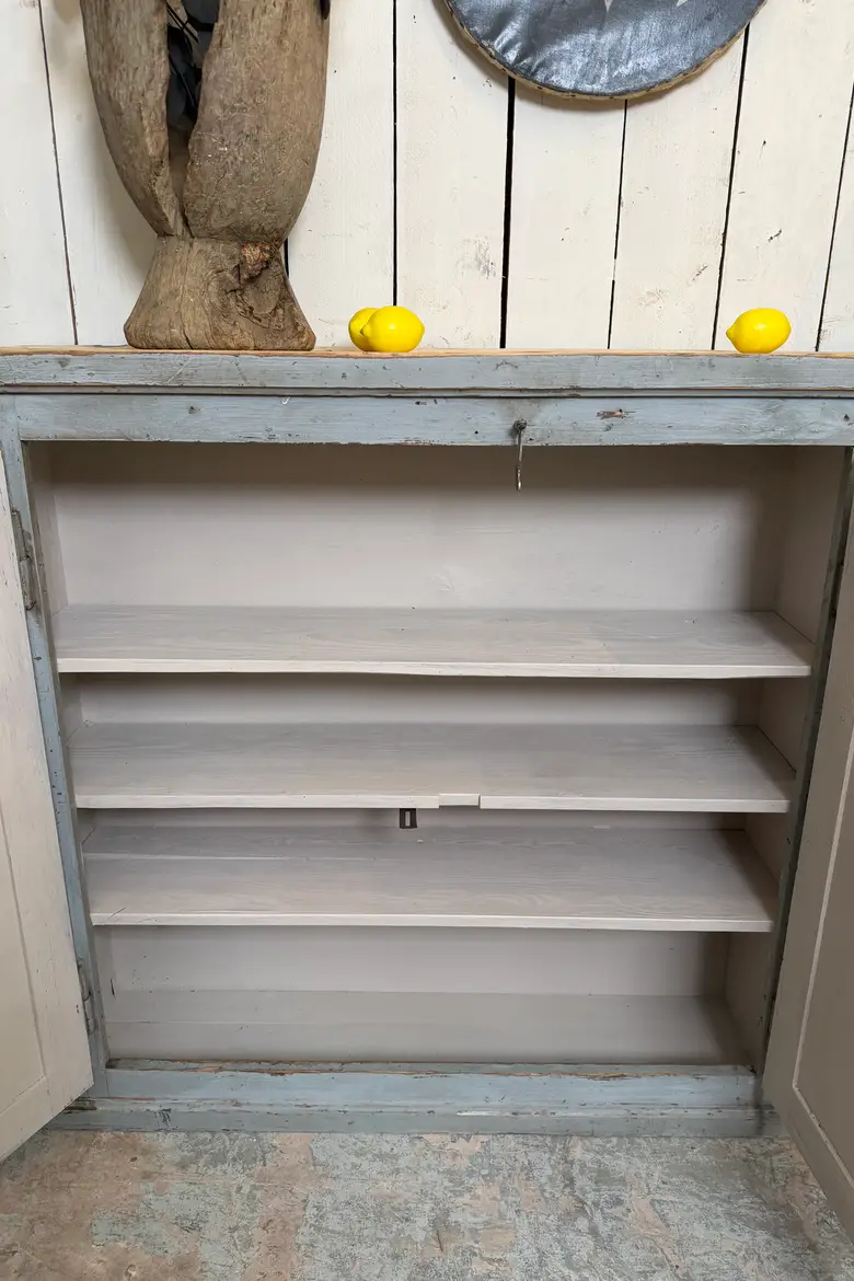 Meuble d’atelier en sapin patiné gris bleuté