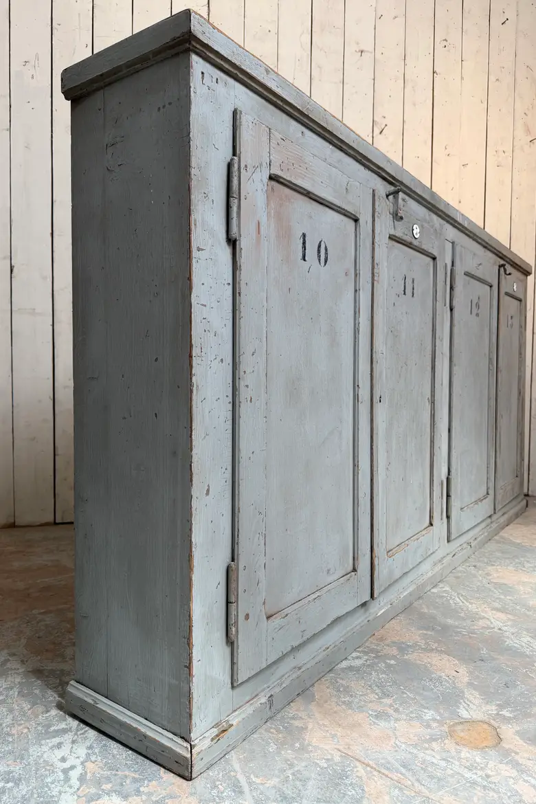 Meuble d’atelier en sapin patiné gris bleuté