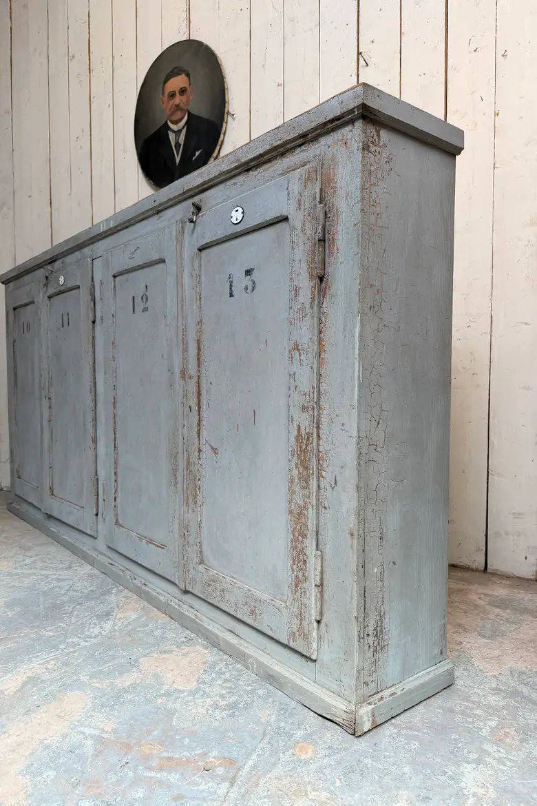 Meuble d’atelier en sapin patiné gris bleuté