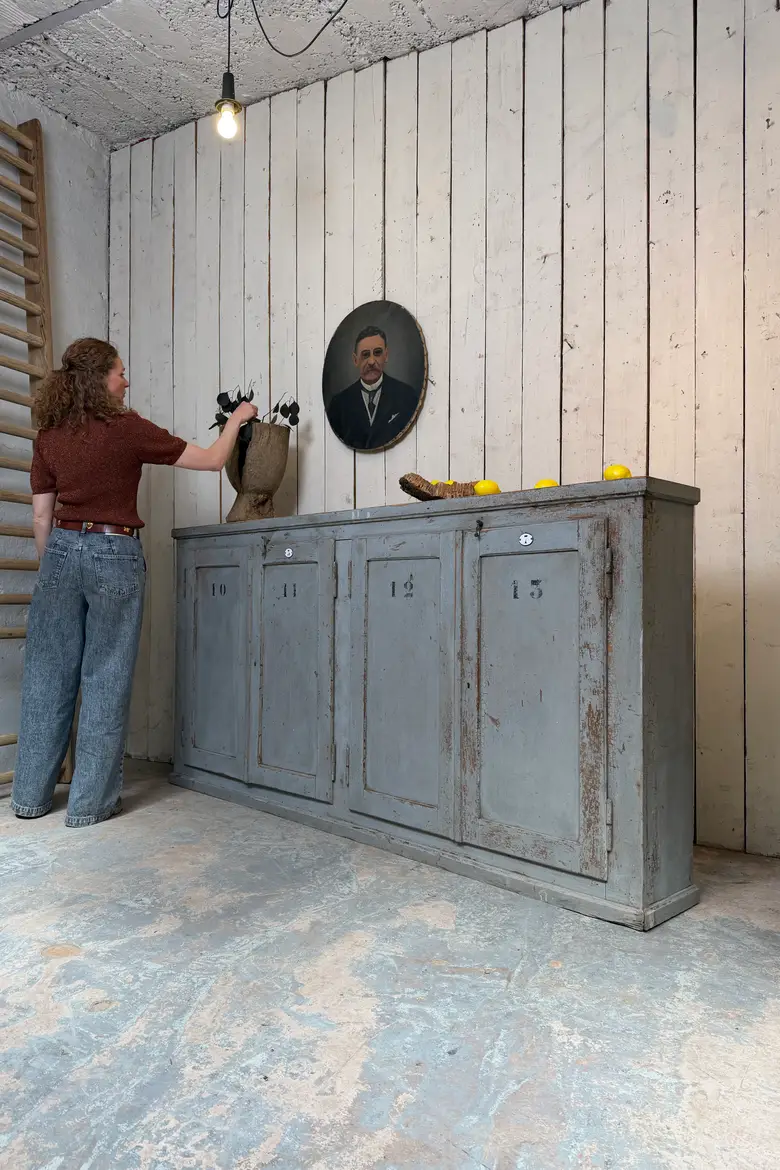 Meuble d’atelier en sapin patiné gris bleuté