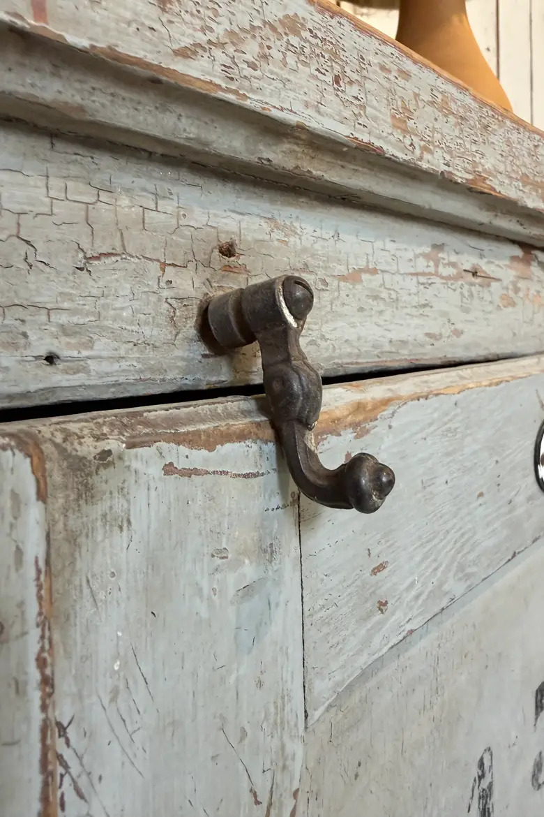 Meuble d’atelier en sapin patiné gris bleuté
