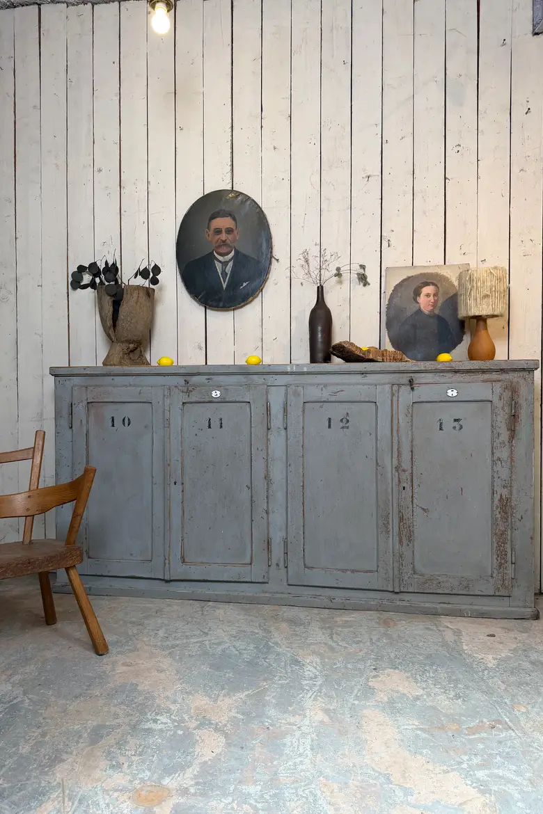 Meuble d’atelier en sapin patiné gris bleuté