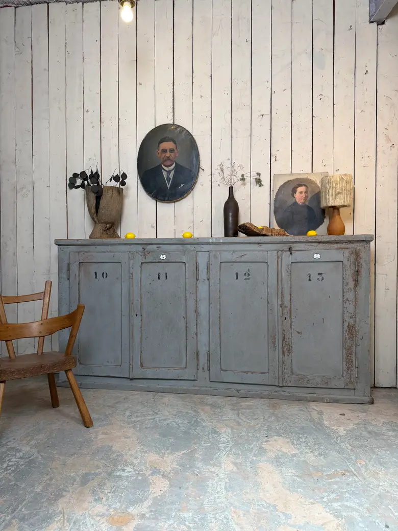 Meuble d’atelier en sapin patiné gris bleuté