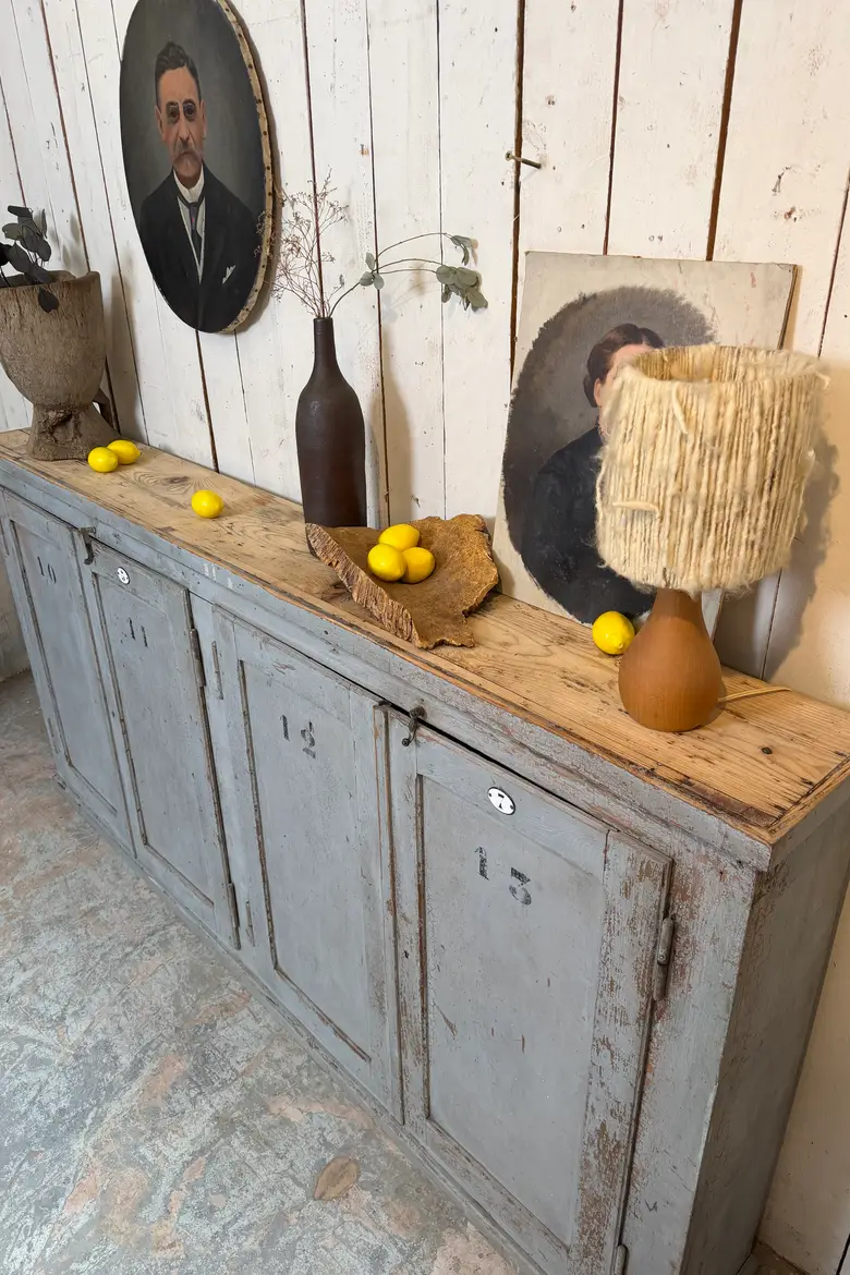 Meuble d’atelier en sapin patiné gris bleuté