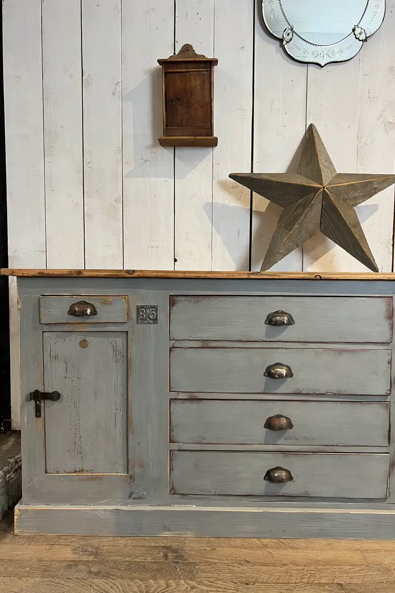 Meuble d’atelier peint en gris