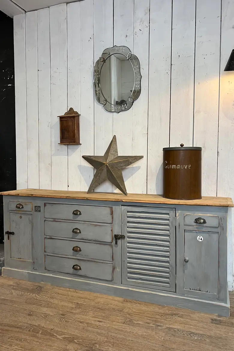 Meuble d’atelier peint en gris