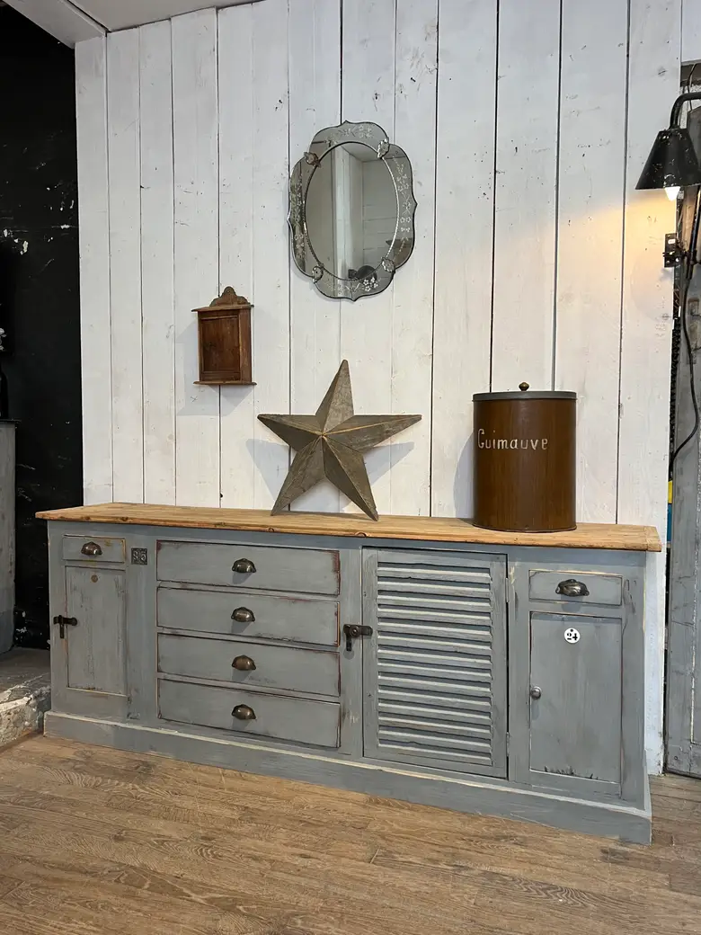 Meuble d’atelier peint en gris