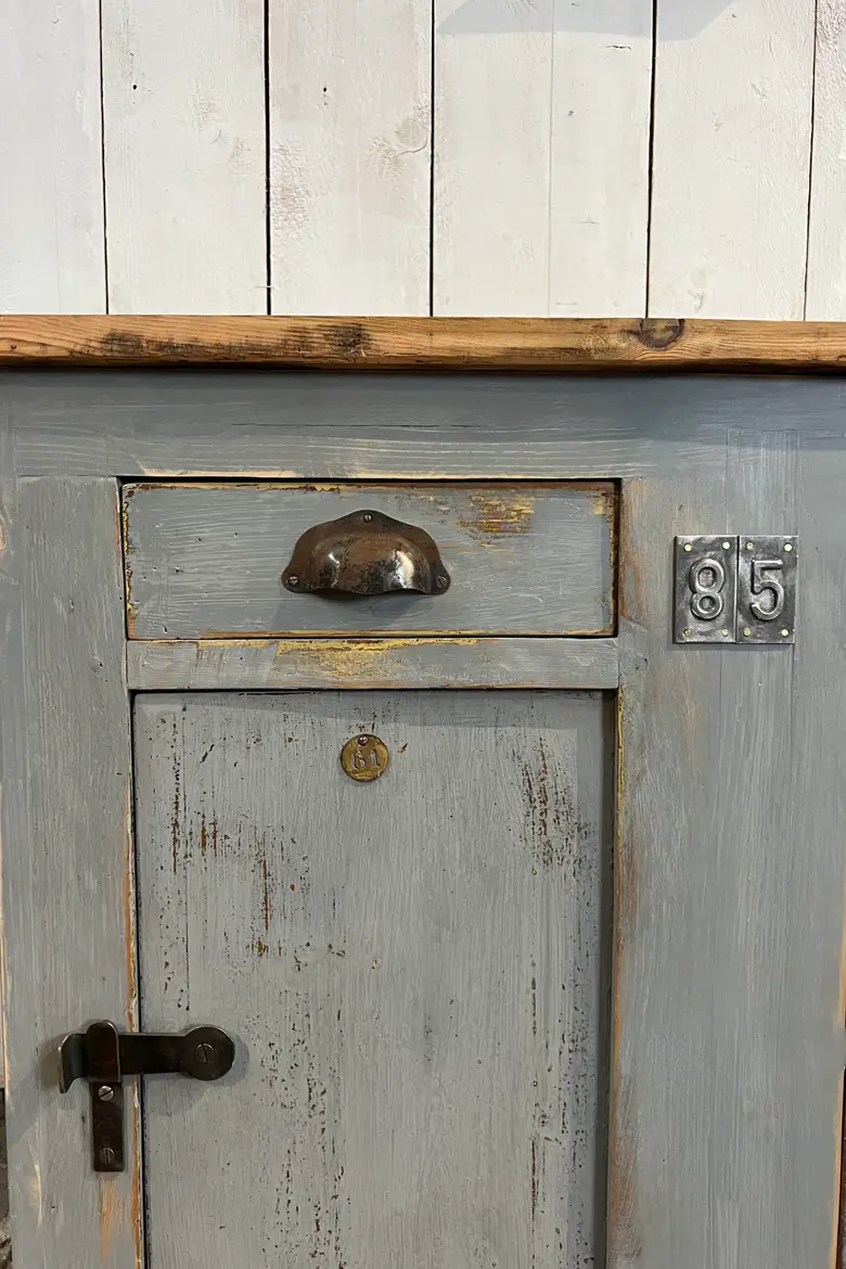 Meuble d’atelier peint en gris