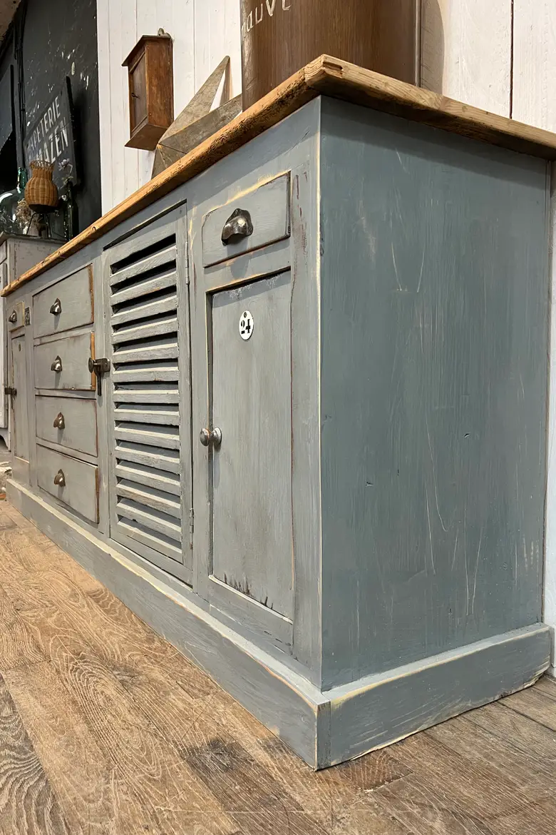 Meuble d’atelier peint en gris