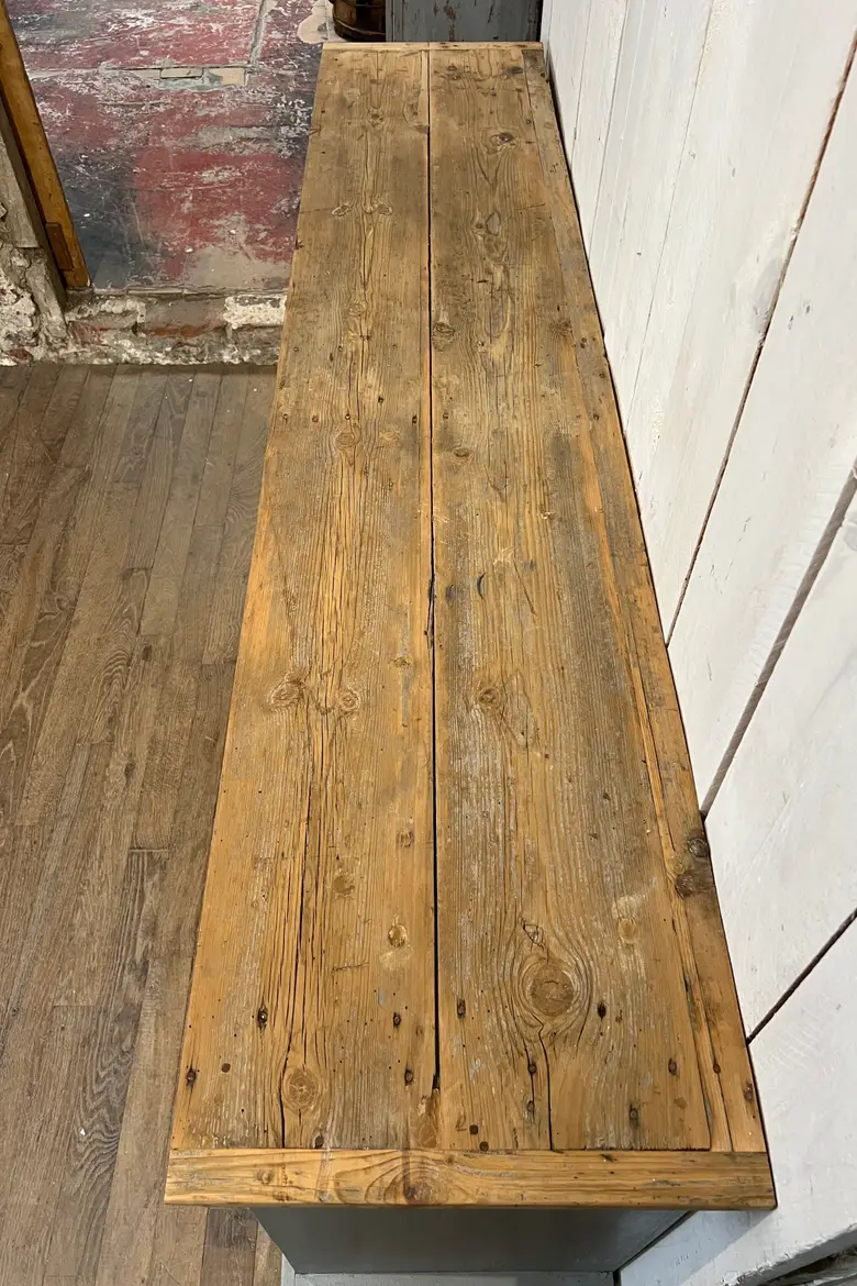 Meuble d’atelier peint en gris
