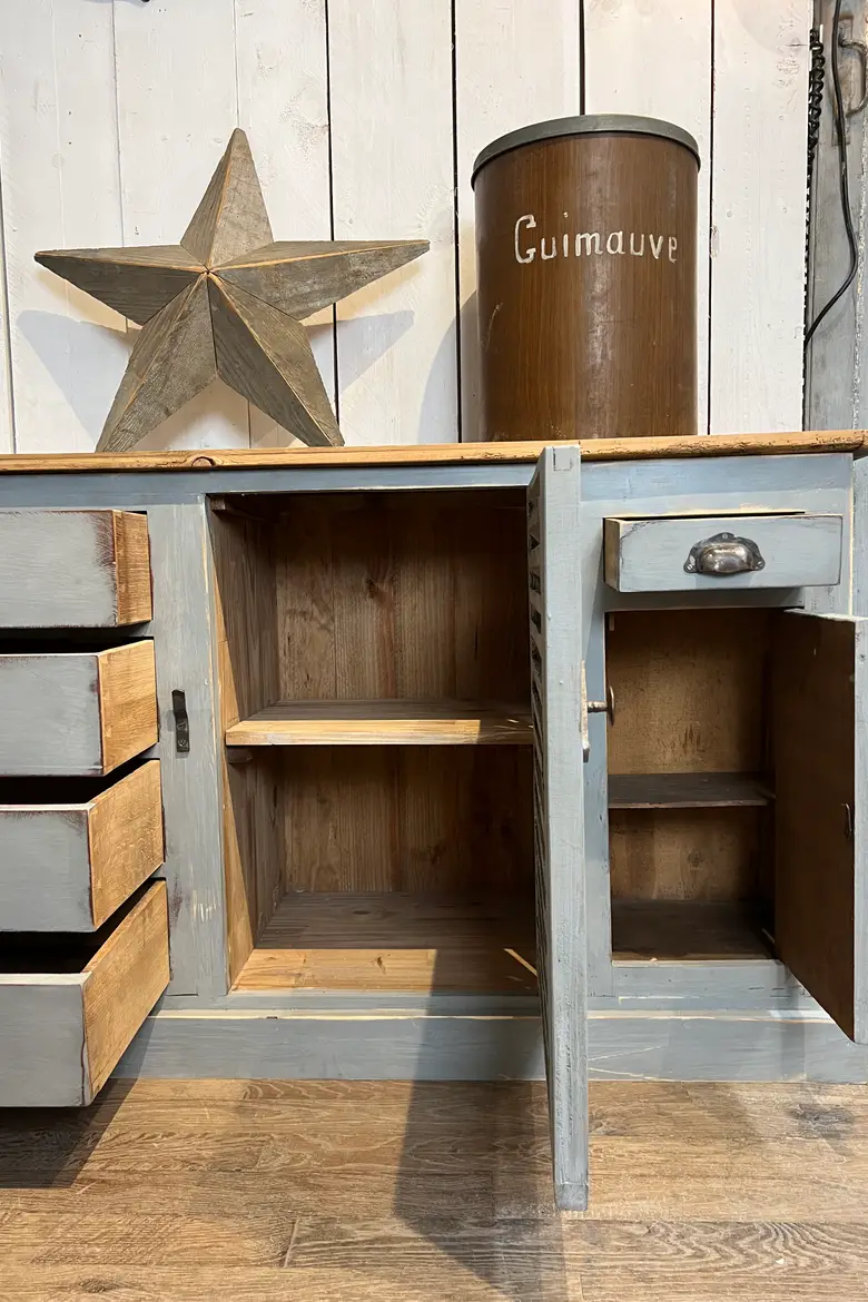Meuble d’atelier peint en gris