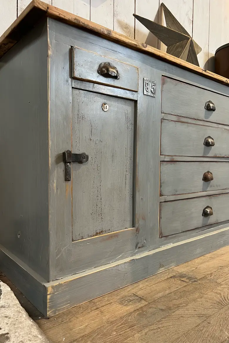 Meuble d’atelier peint en gris