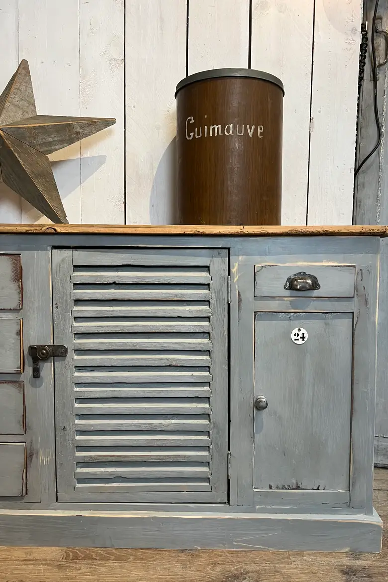 Meuble d’atelier peint en gris