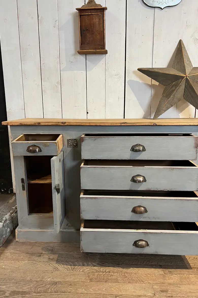 Meuble d’atelier peint en gris