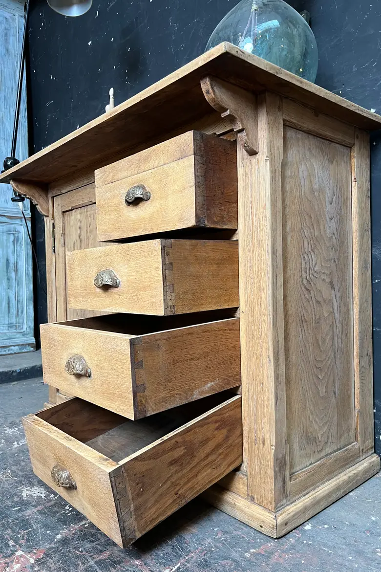 Meuble de commerce en chêne