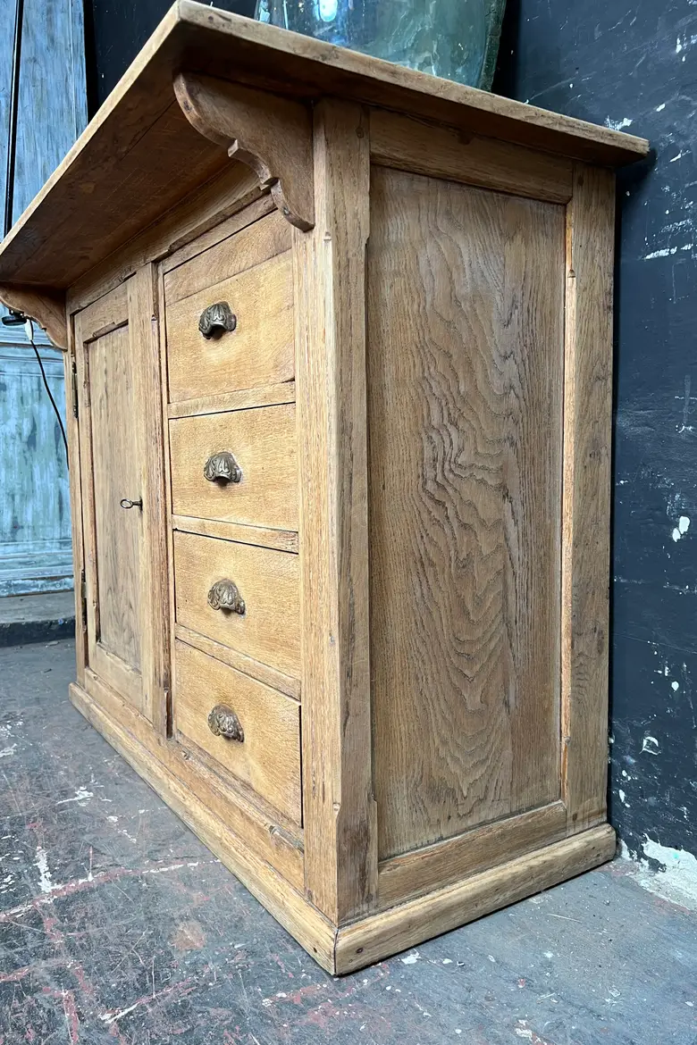 Meuble de commerce en chêne