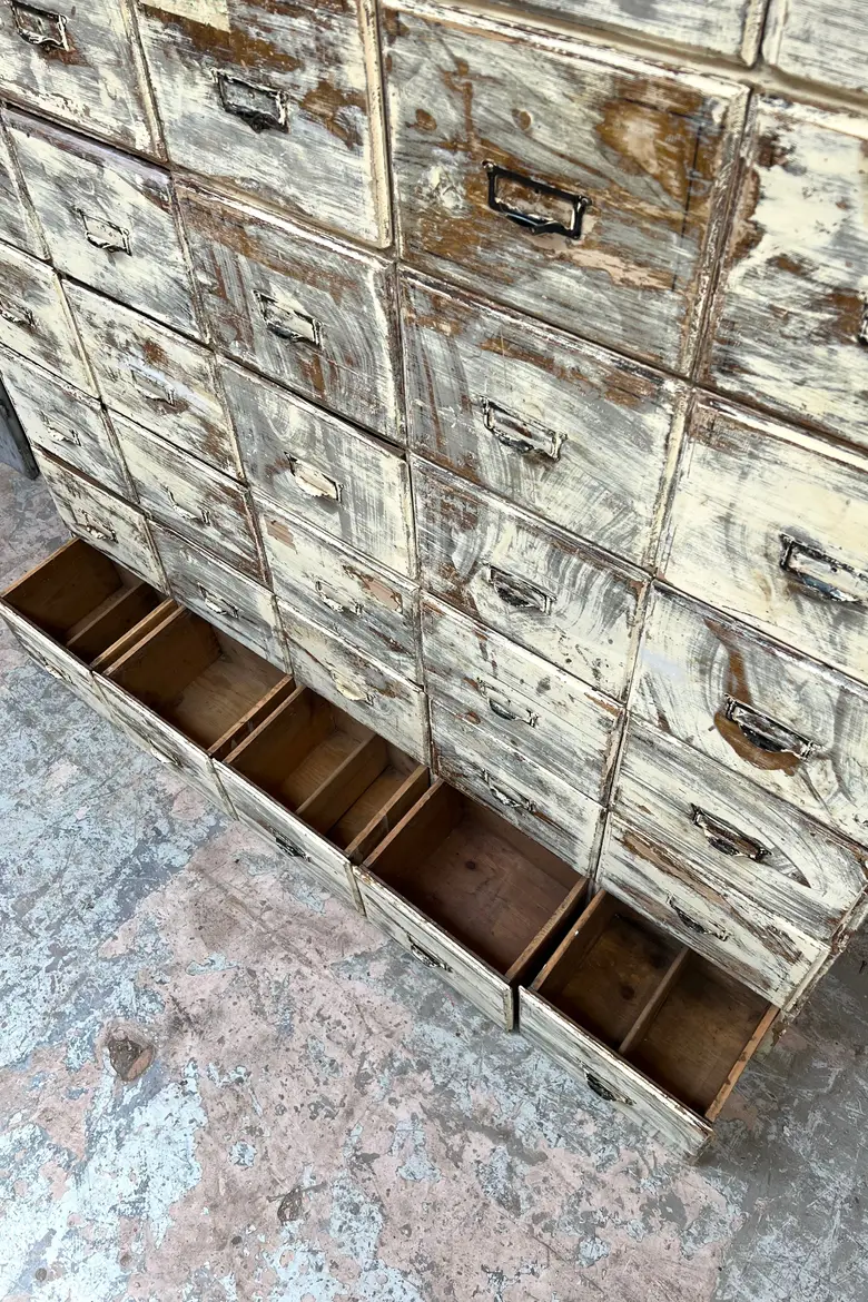 Meuble de quincaillerie patiné Début XXème