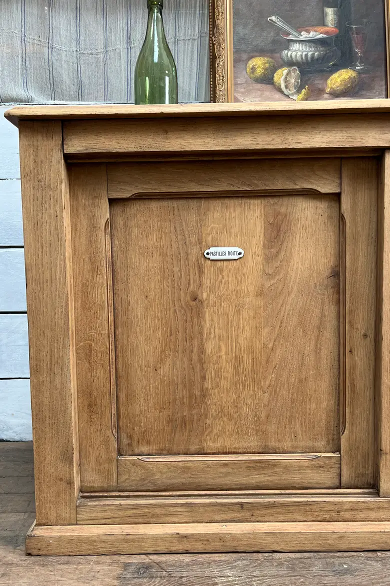 Meuble en chêne à portes coulissantes
