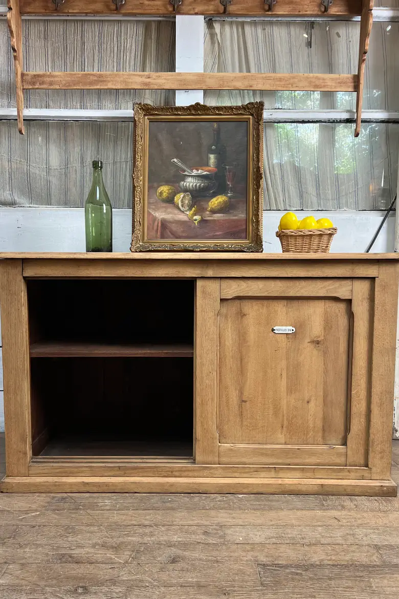 Meuble en chêne à portes coulissantes