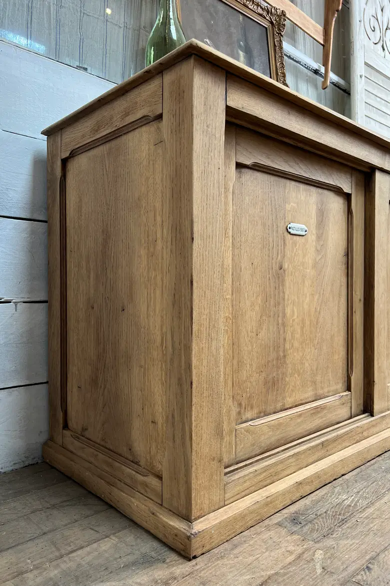 Meuble en chêne à portes coulissantes