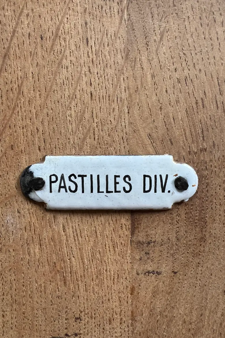Meuble en chêne à portes coulissantes