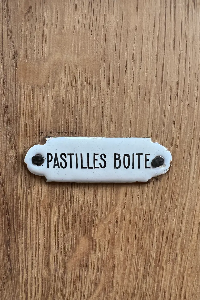 Meuble en chêne à portes coulissantes