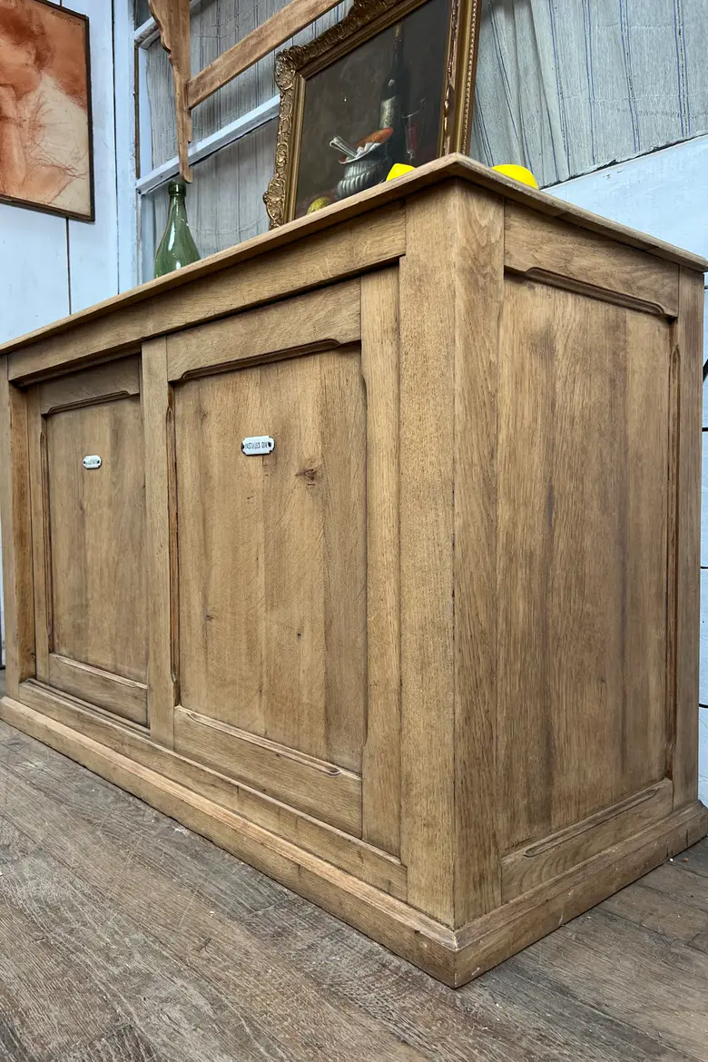 Meuble en chêne à portes coulissantes
