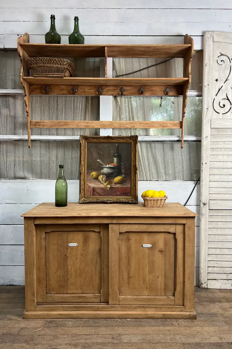Meuble en chêne à portes coulissantes
