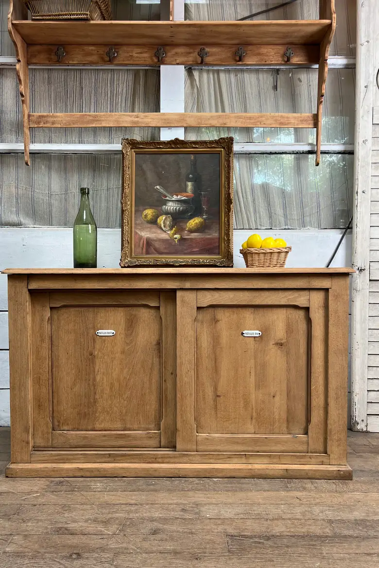 Meuble en chêne à portes coulissantes