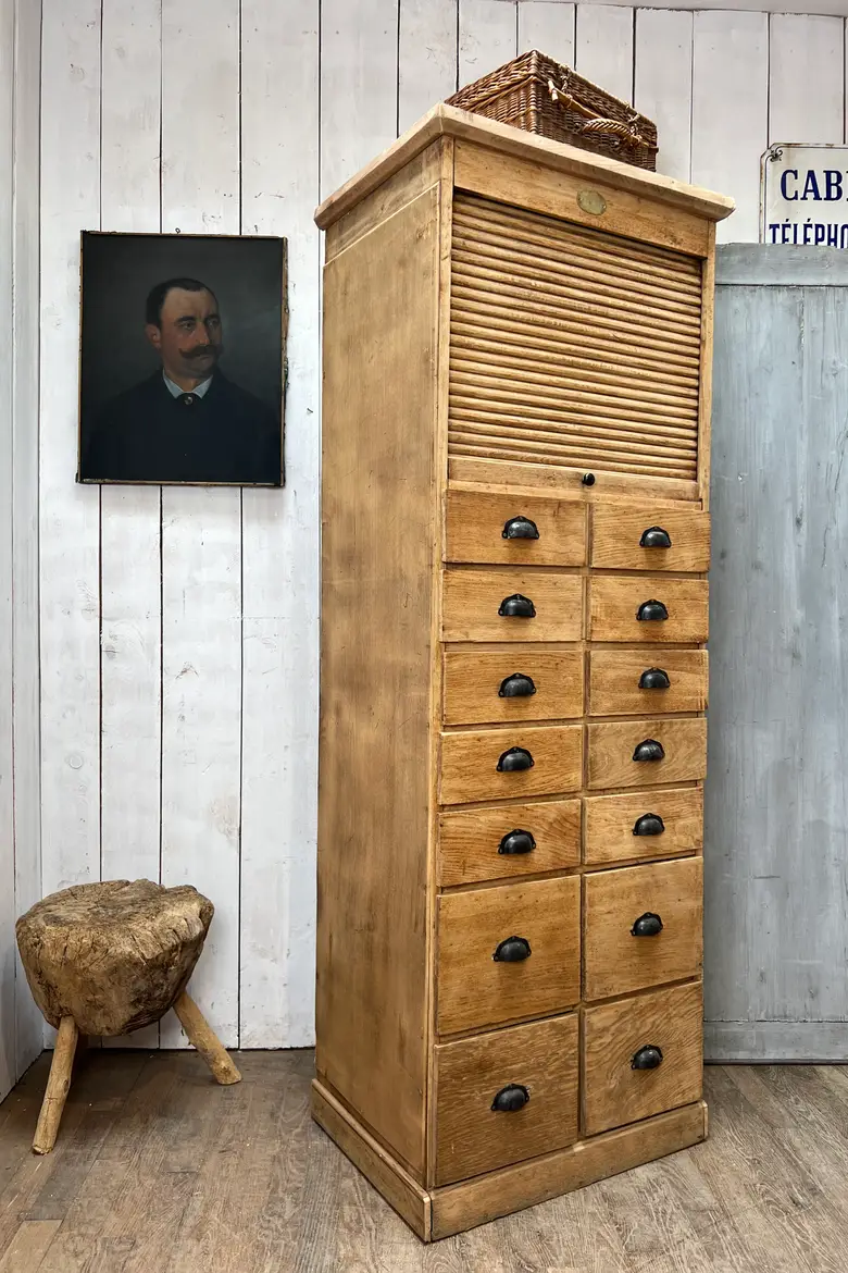Meuble en chêne de quincaillerie