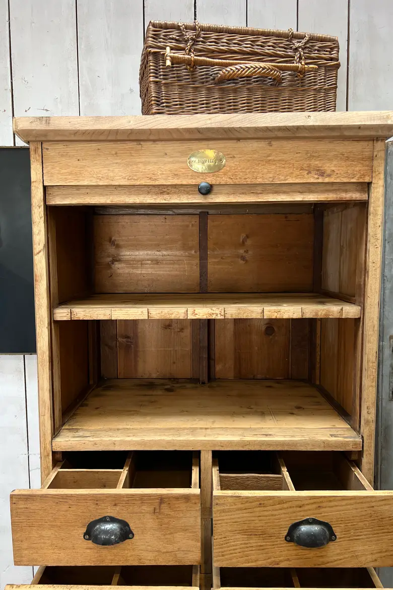 Meuble en chêne de quincaillerie