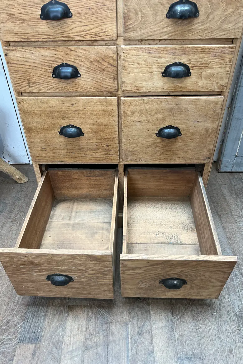 Meuble en chêne de quincaillerie